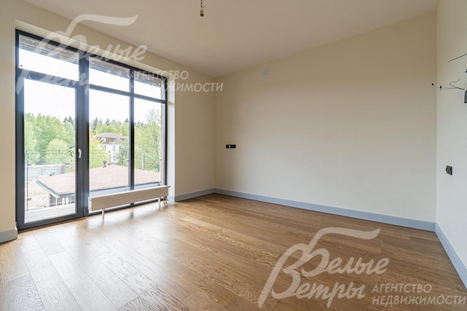 Спальня с балконом