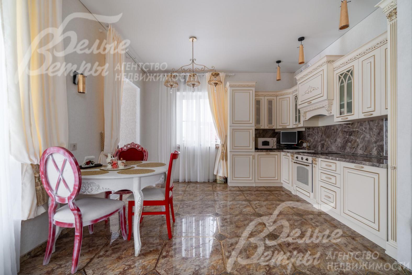 Столовая зона оборудована гарнитуром белорусского производства