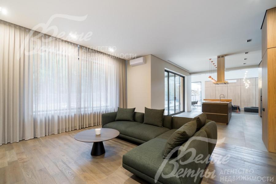 Гостиная с панорамным остеклением и видом на лес