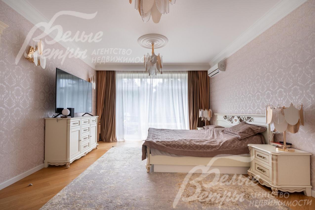 Мастер-спальня - с большим окном и выходом на балкон, полностью укомплектована мебелью