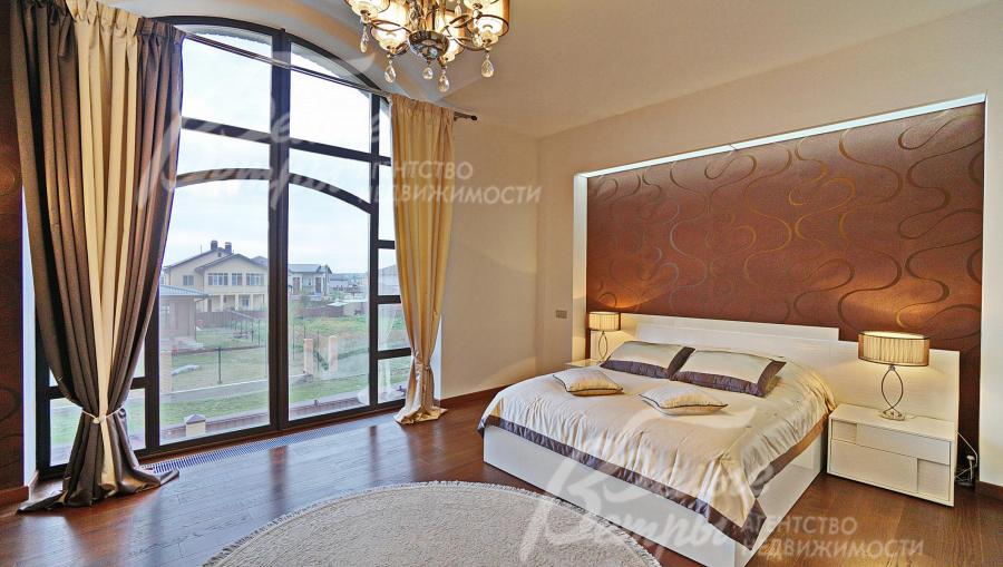 Главная спальня 34 кв.м с санузлом 7 кв.м на втором этаже