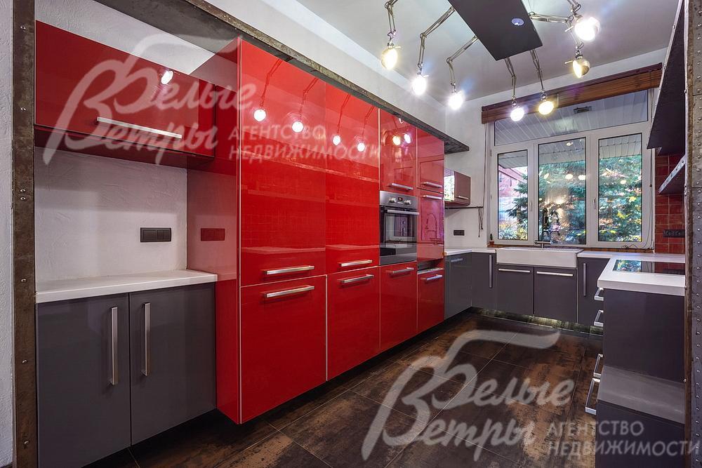 Кухонный гарнитур со всей необходимой встроенной техникой