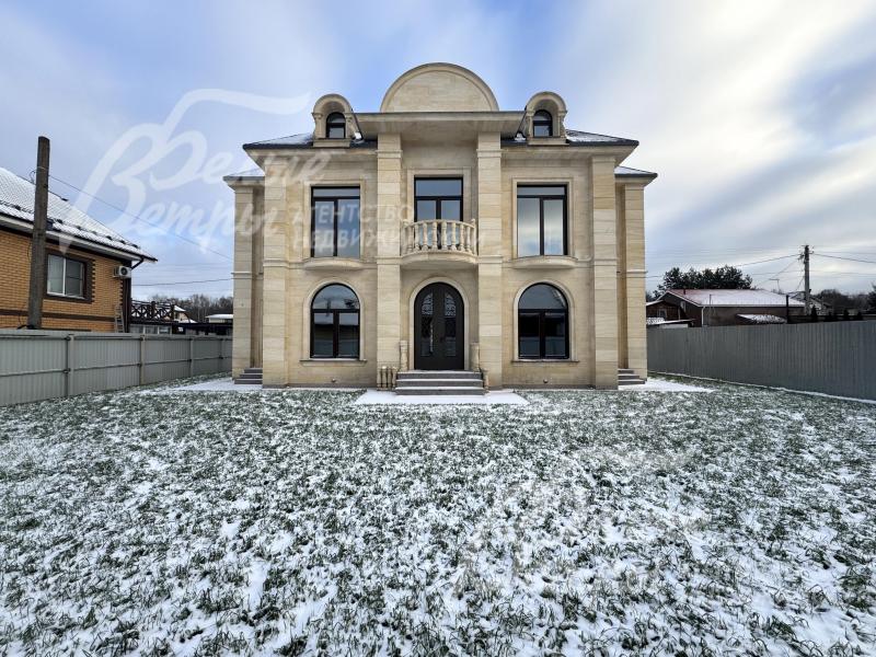 Фасад здания уникален — это единственный подобный объект в России. За основу проекта архитектурное агентство взяло фото французского дома