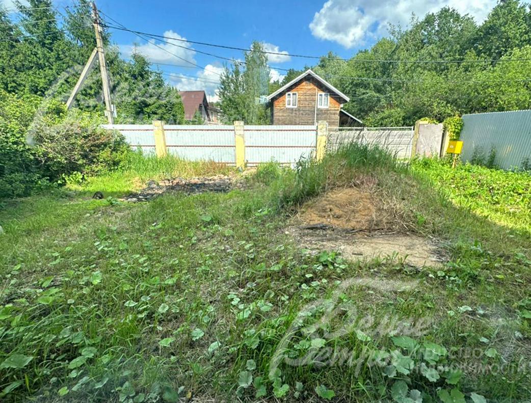 Дом стоит на компактном участке с выгодным расположением: рядом – лесопарковая зона, вокруг – красивые природные виды