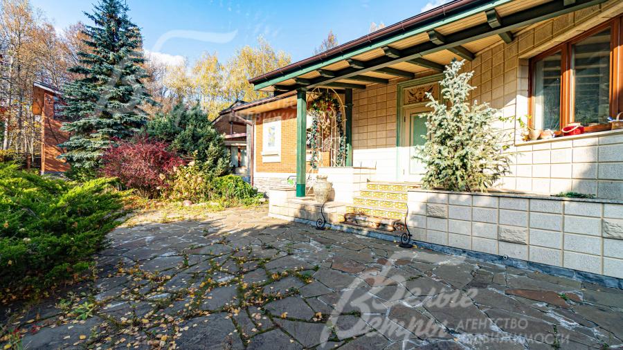 Крыльцо одной из двух частей дома