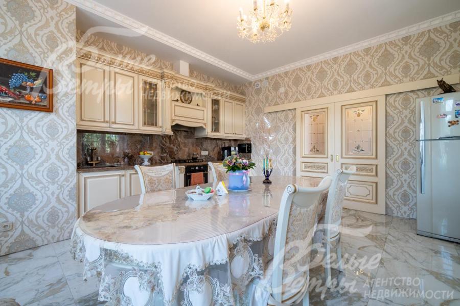 Кухня-столовая 24.5 кв.м с выходом на террасу