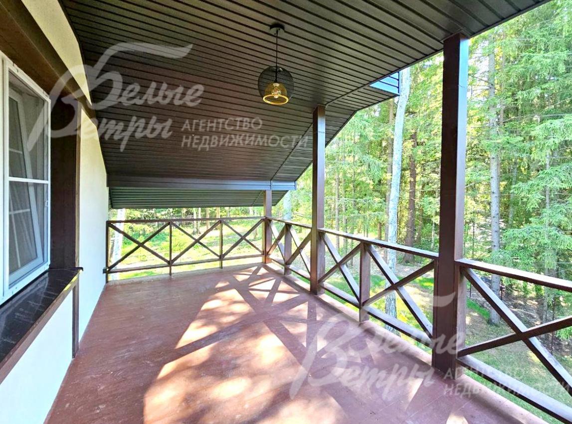 Крытый балкон (терраса) на втором этаже с видом на лес