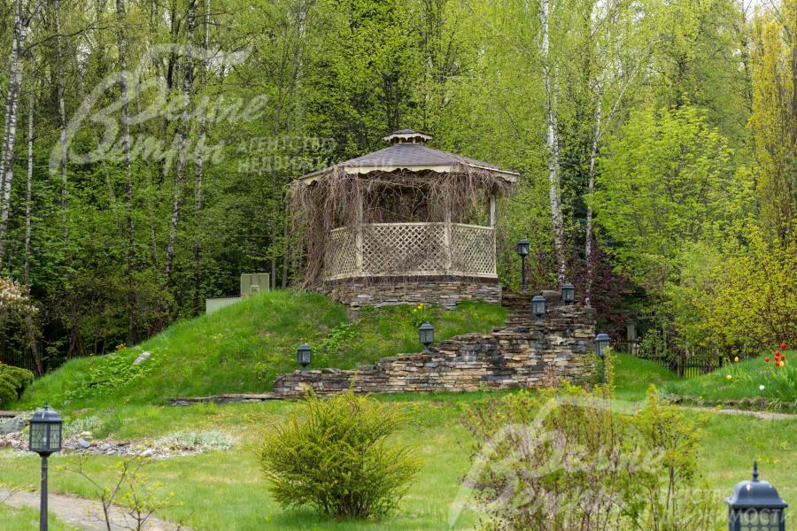 На небольшом холме стоит беседка (чайный домик)