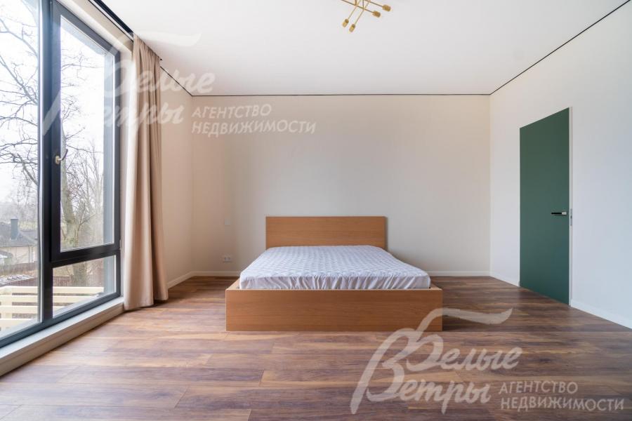 Стены окрашены экологичной краской «Тикурила», на полу - ламинат 34 класса износостойкости