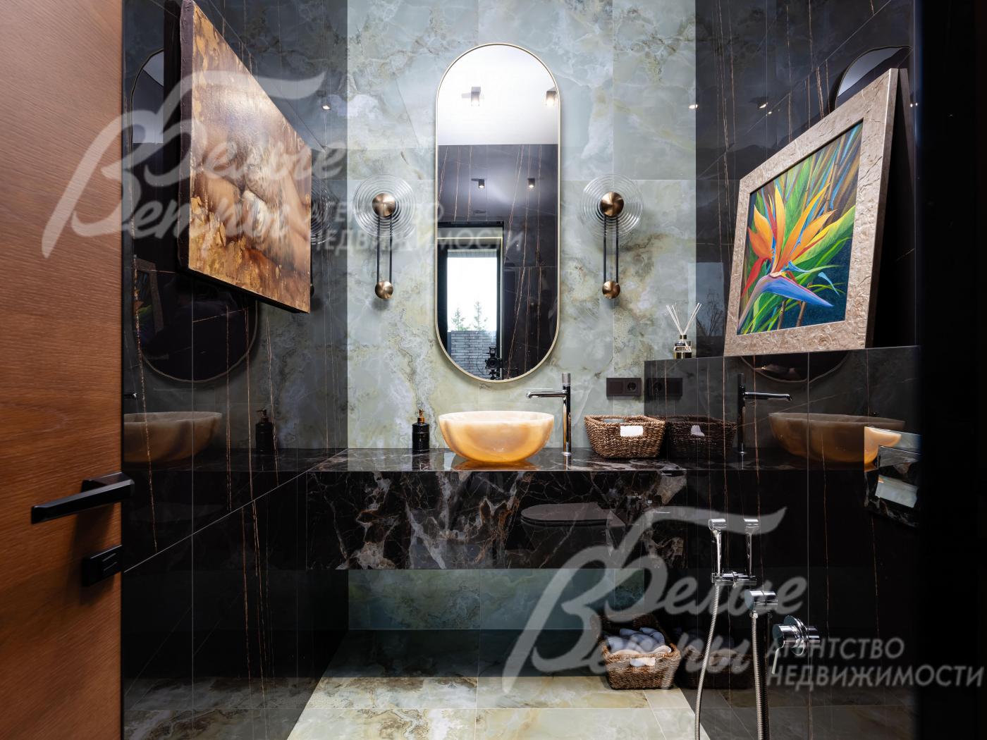 Гостевой санузел на первом этаже с душевой, на стенах - крупноформатный керамогранит под чёрный мрамор