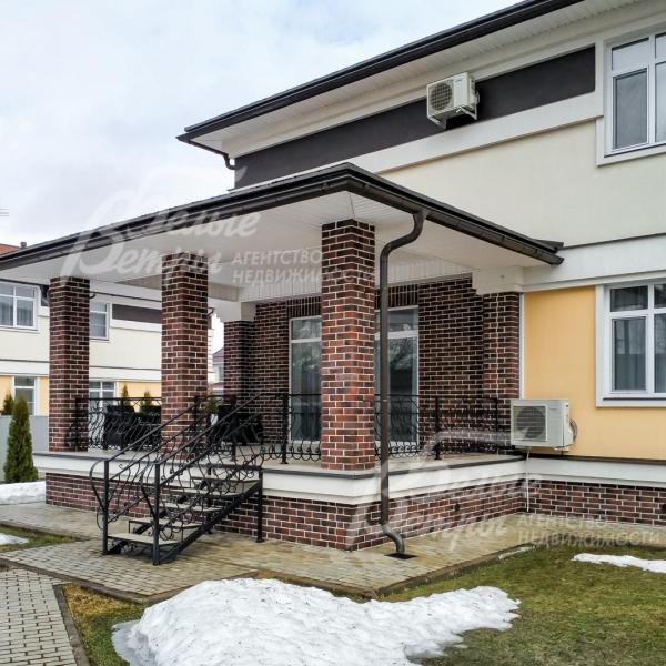 Вид на террасу с участка