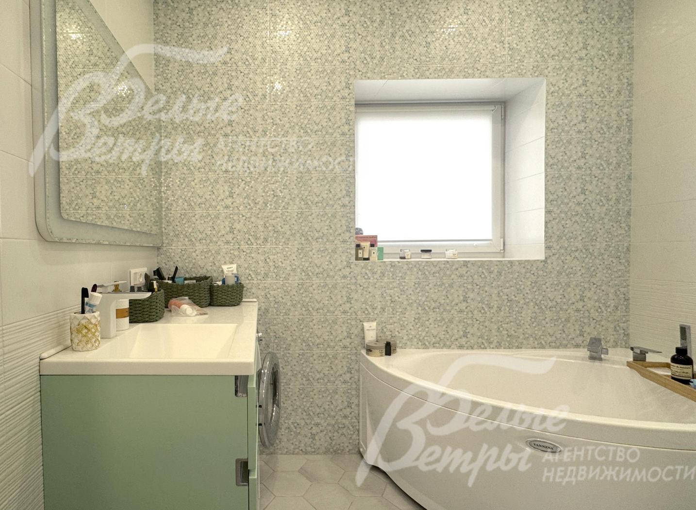 Санузел на втором этаже - в окном и угловой ванной