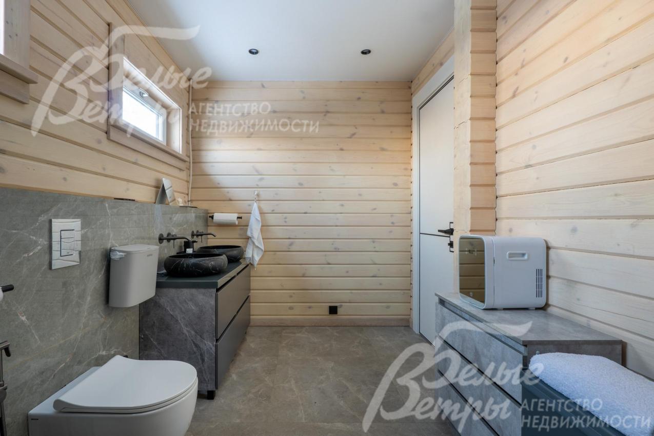 Просторный санузел с немецкой сантехникой: смесители Allen Brau и Grohe, а также санфаянс высокого качества