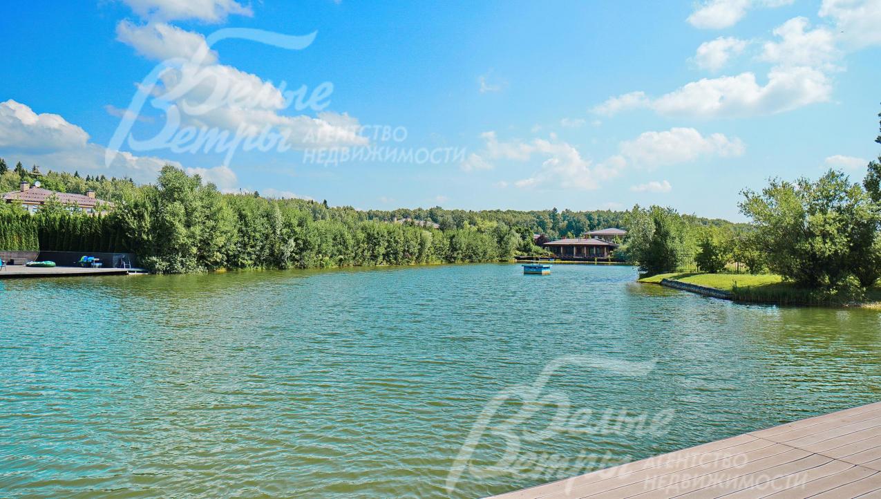 Внутри поселка озеро около 3 га