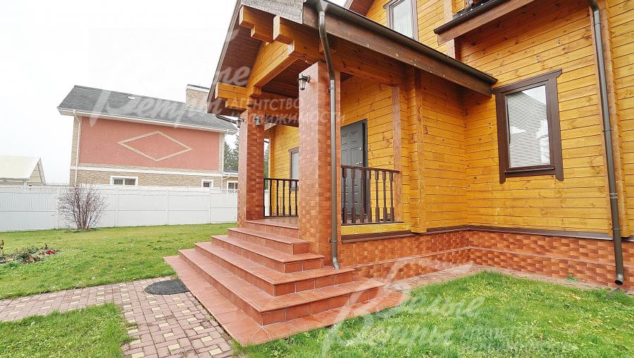 Цоколь и входные колонны отделаны декоративной плиткой в едином стиле