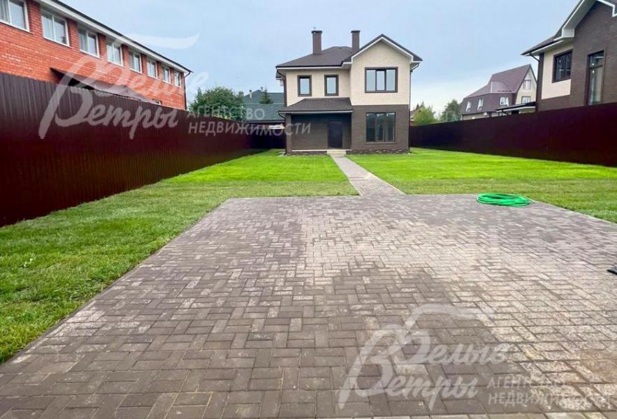 На участке организована парковочная зона, вымощенная брусчаткой, на 2-3 автомобиля