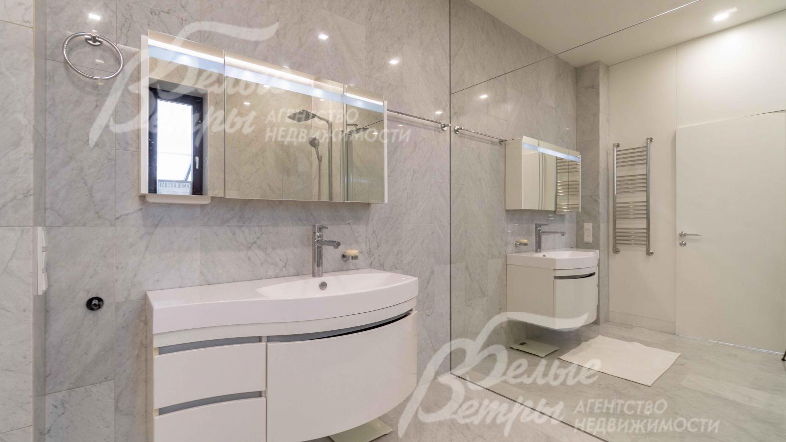 Санузел второго этажа и лестница отделаны мраморной плиткой Bianco-Carrara (Италия) 