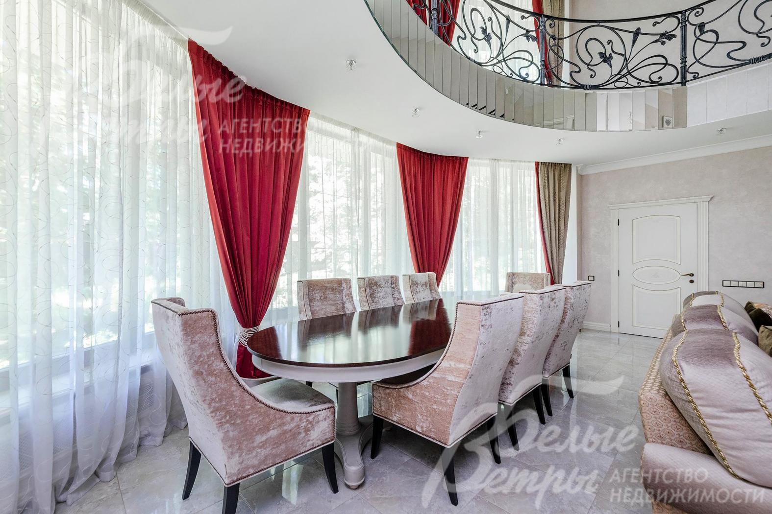 Большая обеденная группа на 8 персон в гостиной