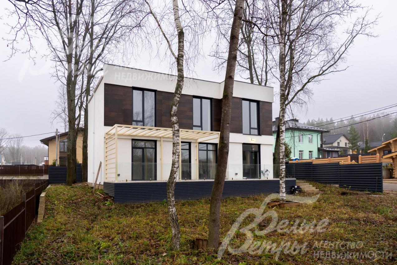 Дом стоит на угловом участке с ровным рельефом, подготовленном к реализации ландшафтного проекта