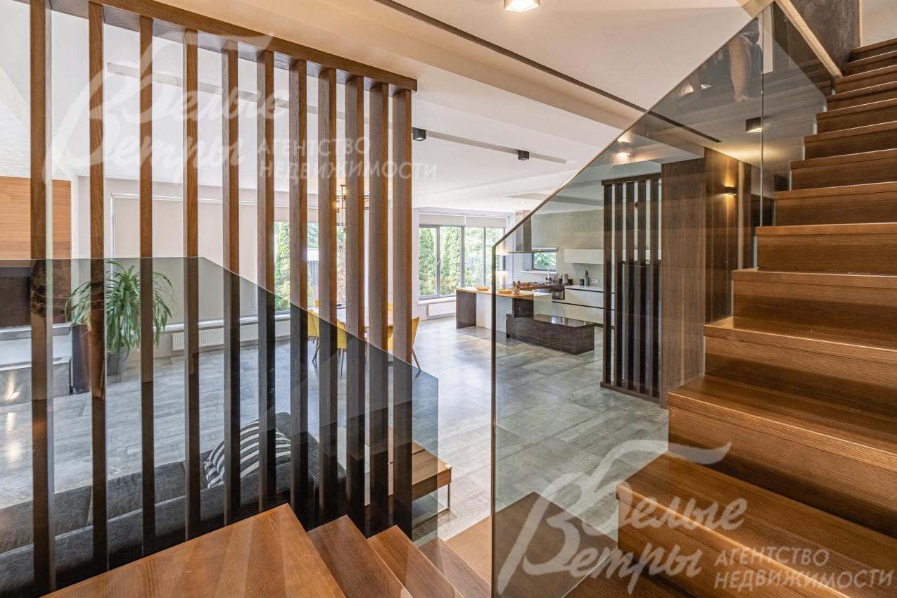 Ступени лестницы отделаны ясенем, перила - стекло