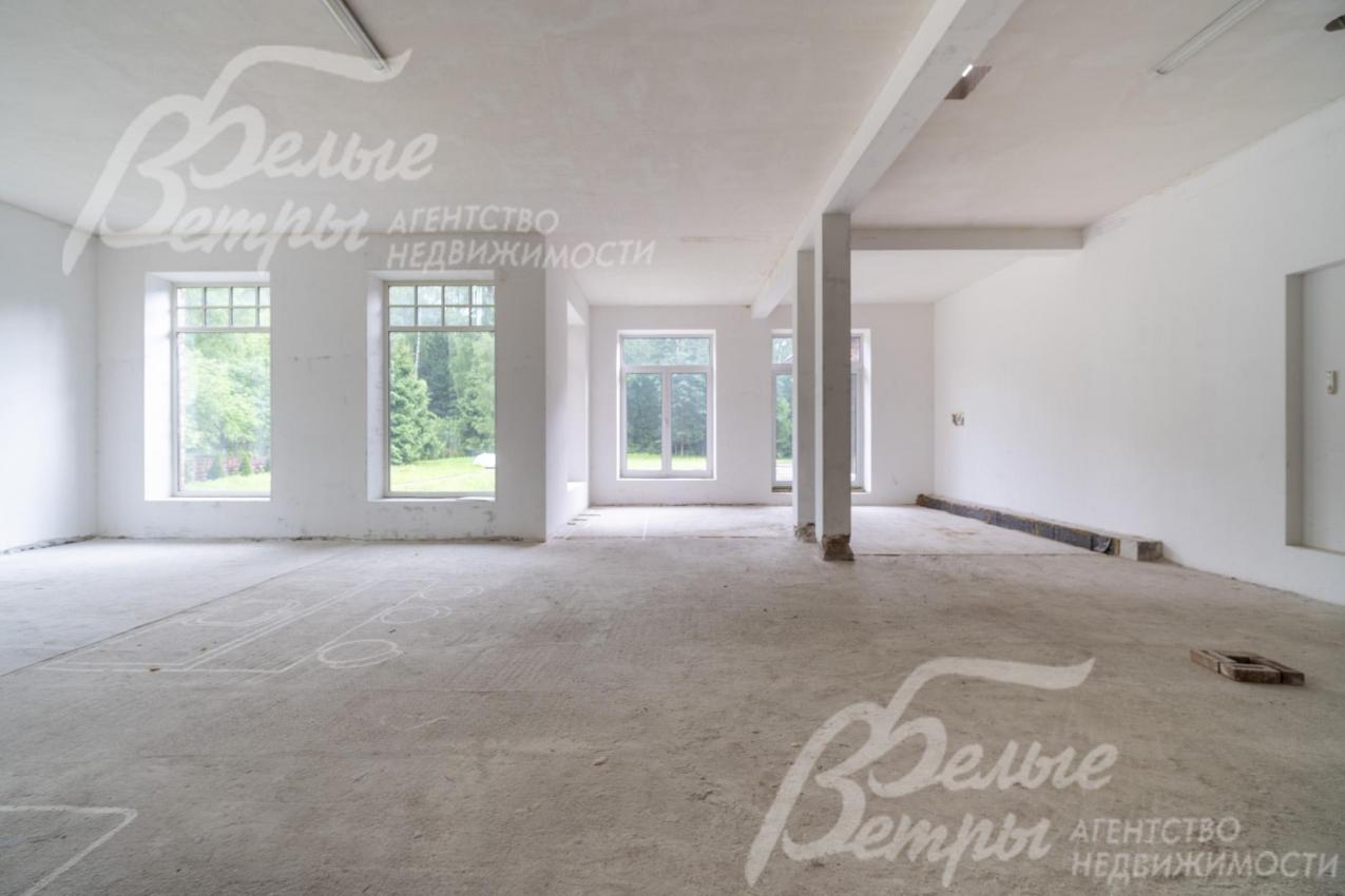 В главном доме большая площадь остекления, в том числе панорамное остекление на 1-м этаже