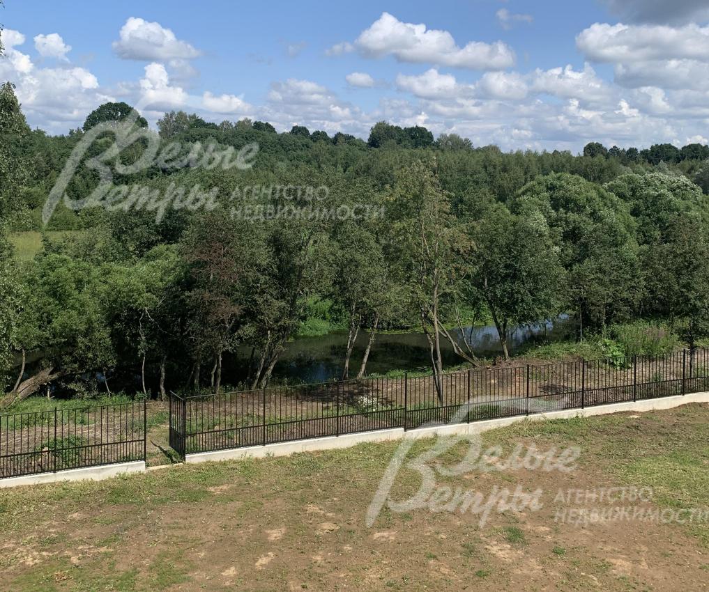 участок граничит с рекой