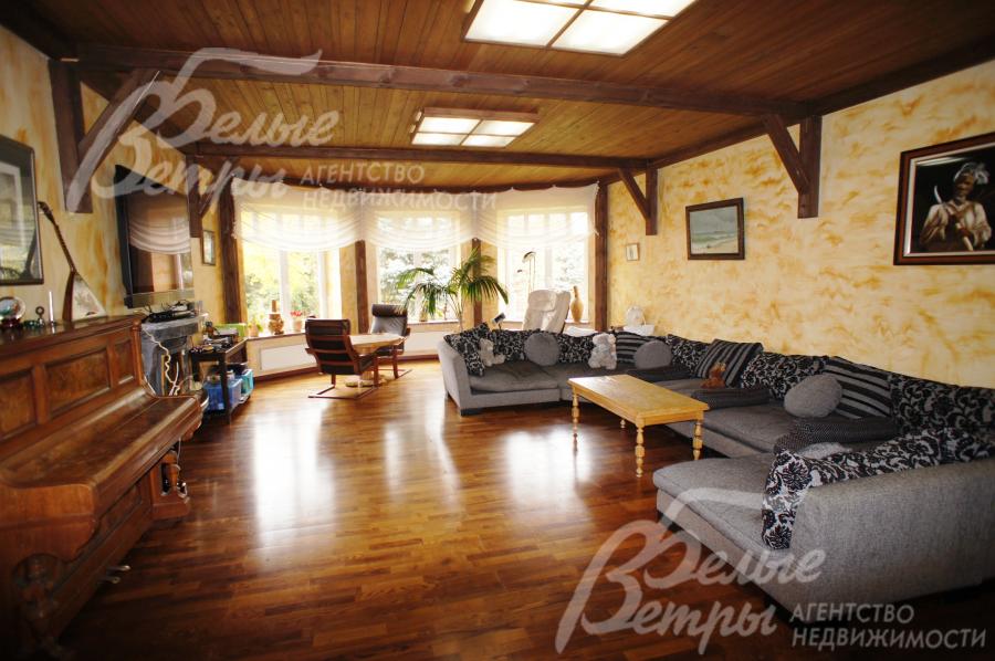 Гостиная 55 кв.м со встроенным камином