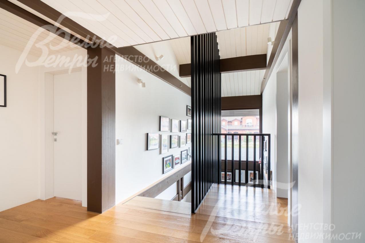 На полу второго этажа - премиальный пол из дубовой инженерной доски