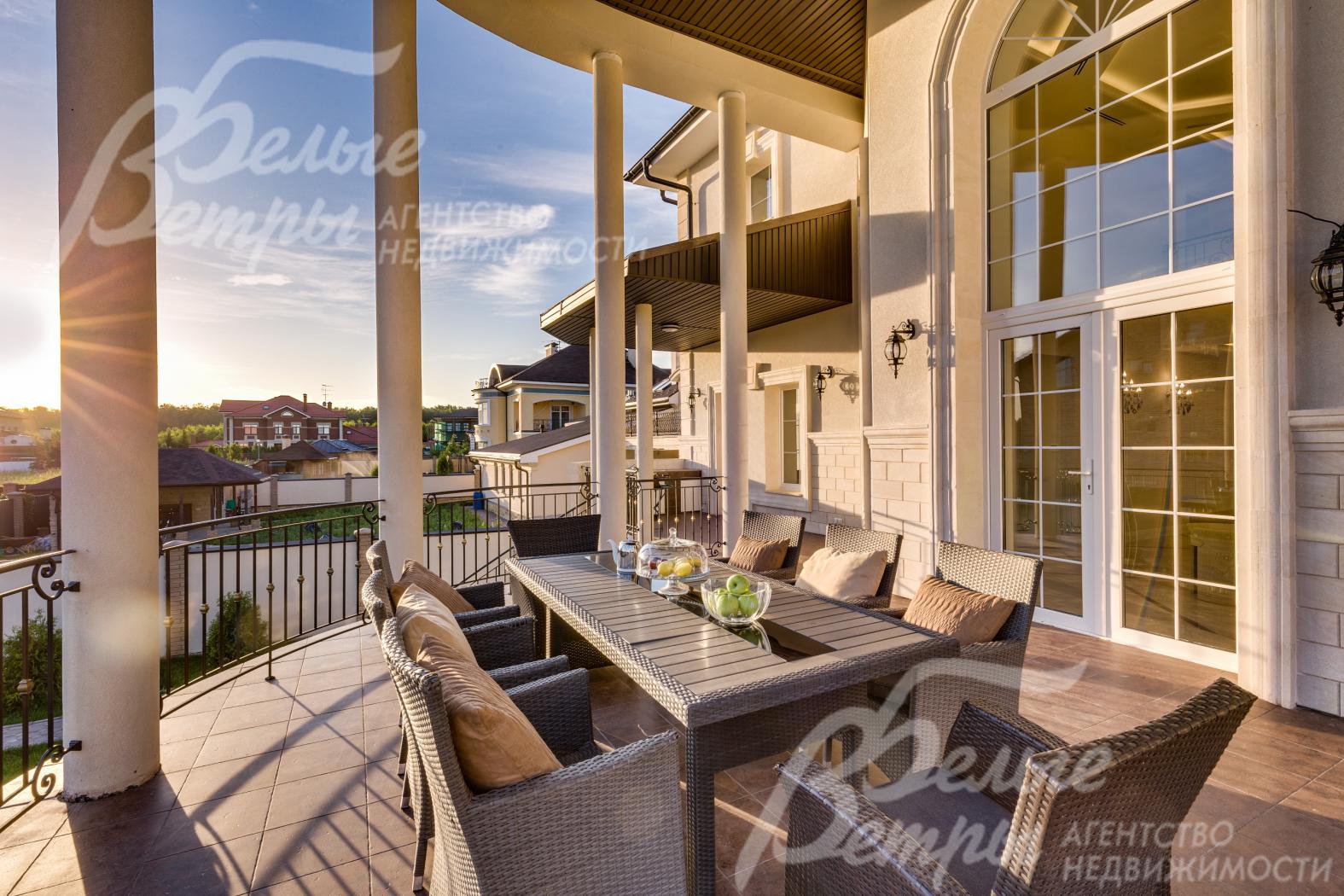 Летняя терраса 50 кв.м с прекрасным видом на поселок.