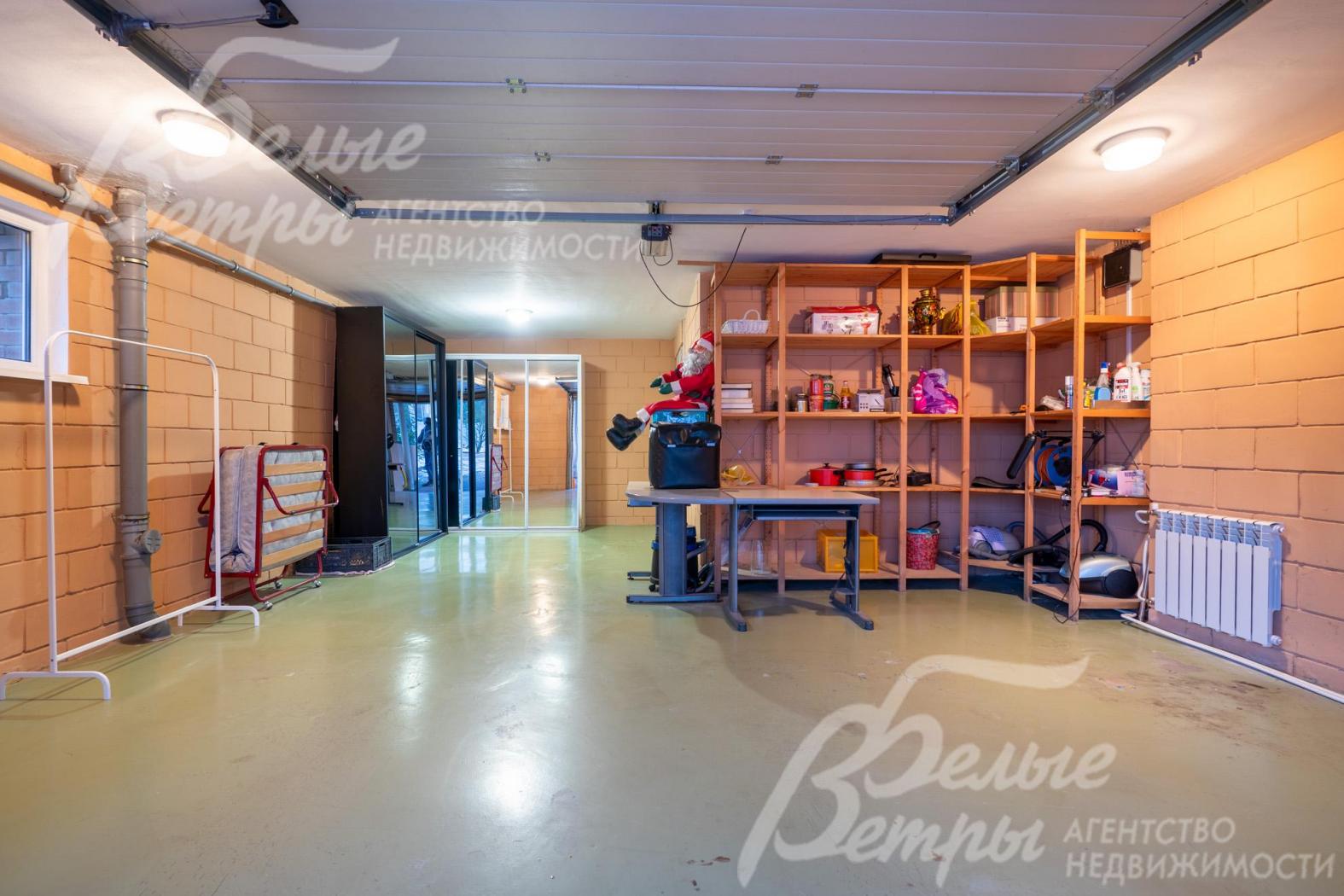 В доме - жилой цокольных этаж с гаражом и просторным кабинетом