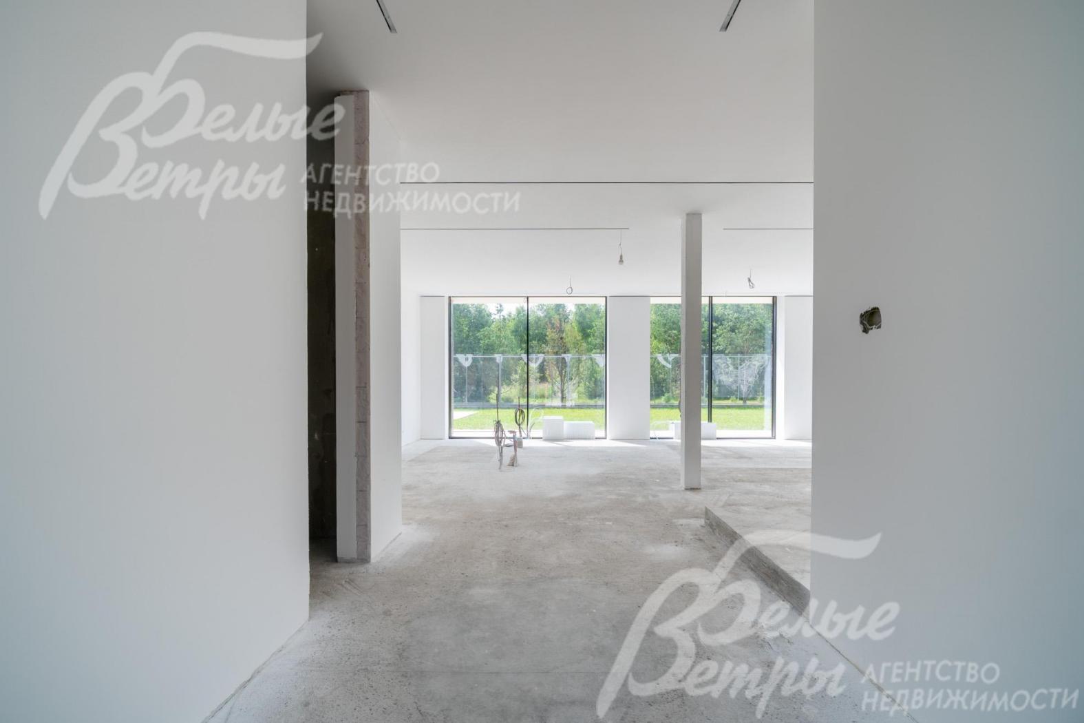 Выход из холла в гостиную. Стены возведены, оштукатурены и прошпаклеваны