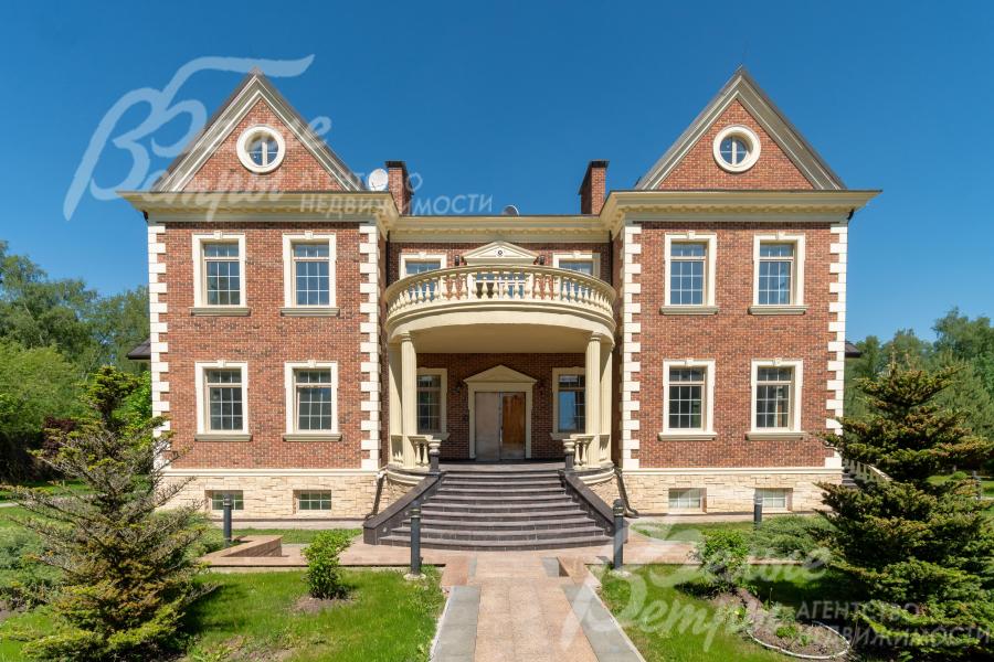 Комплекс строений общей площадью 1700 кв.м в строго охраняемом коттеджном поселке Президент