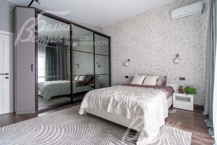 Главная спальня в светлых тонах