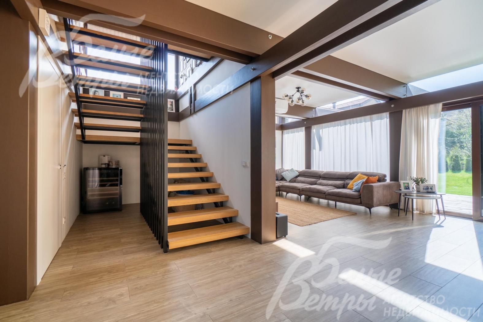 На второй и мансардный этаж ведёт металлокаркасная лестница, ступени отделаны клеёным цельноламельным дубом