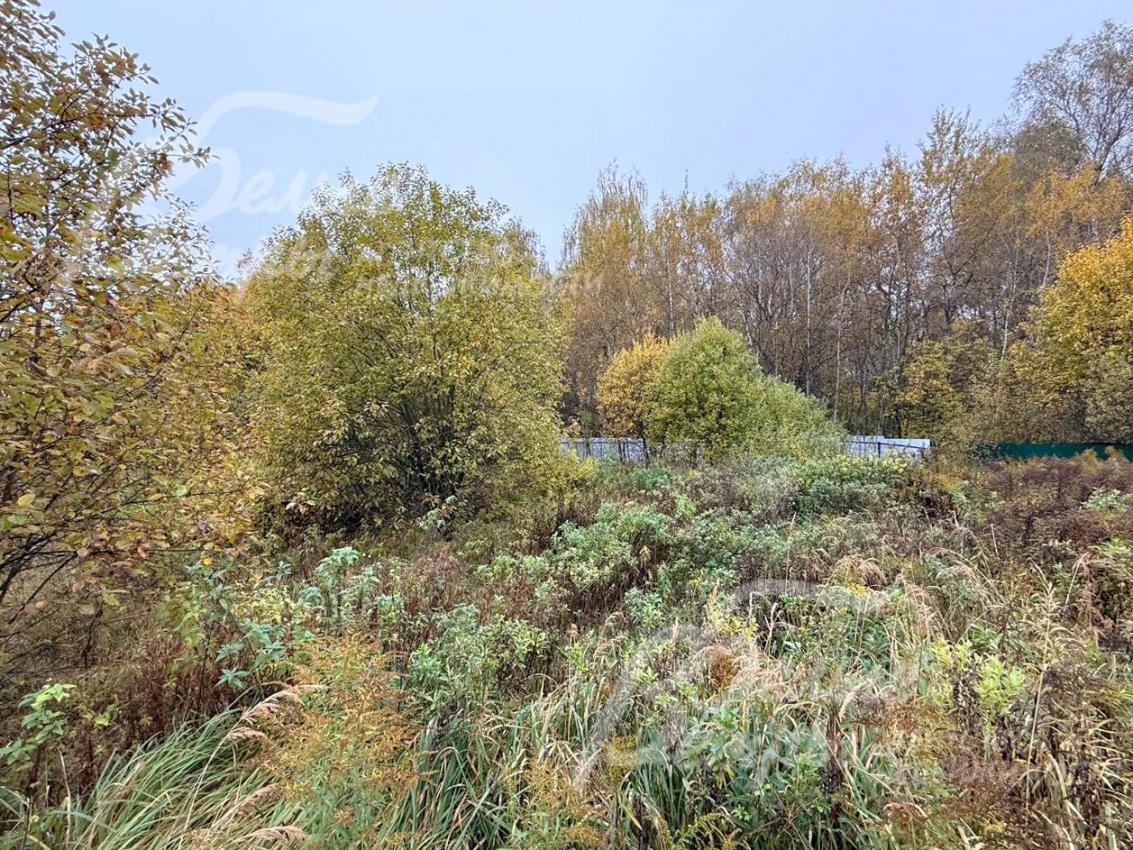 Участок расположен в тихой части коттеджного посёлка на его границе