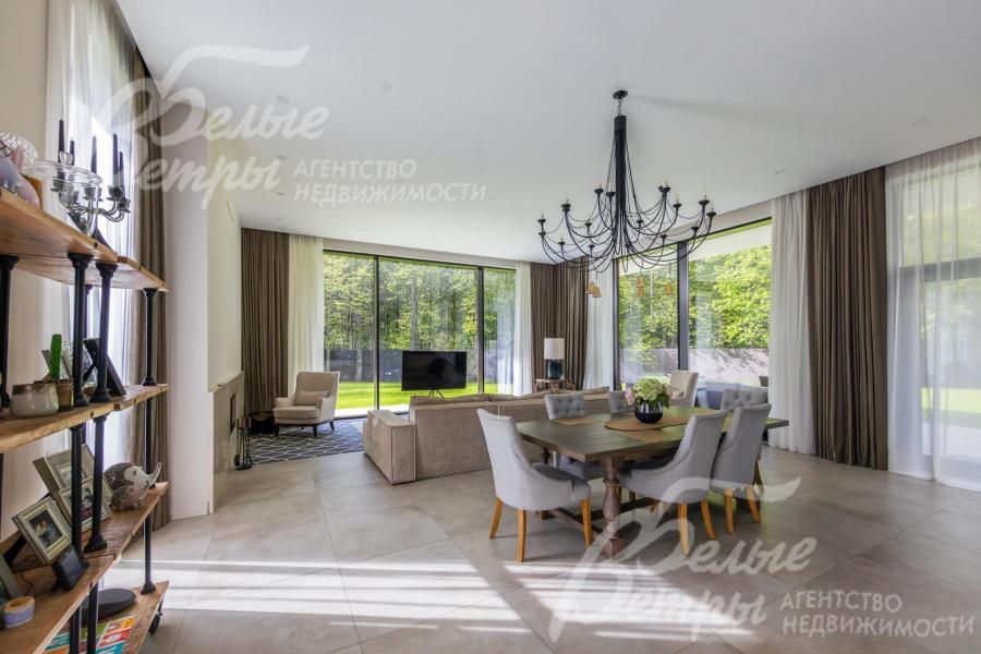 Просторная гостиная с камином.