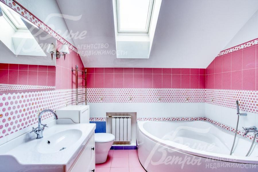 Просторный санузел с угловой ванной