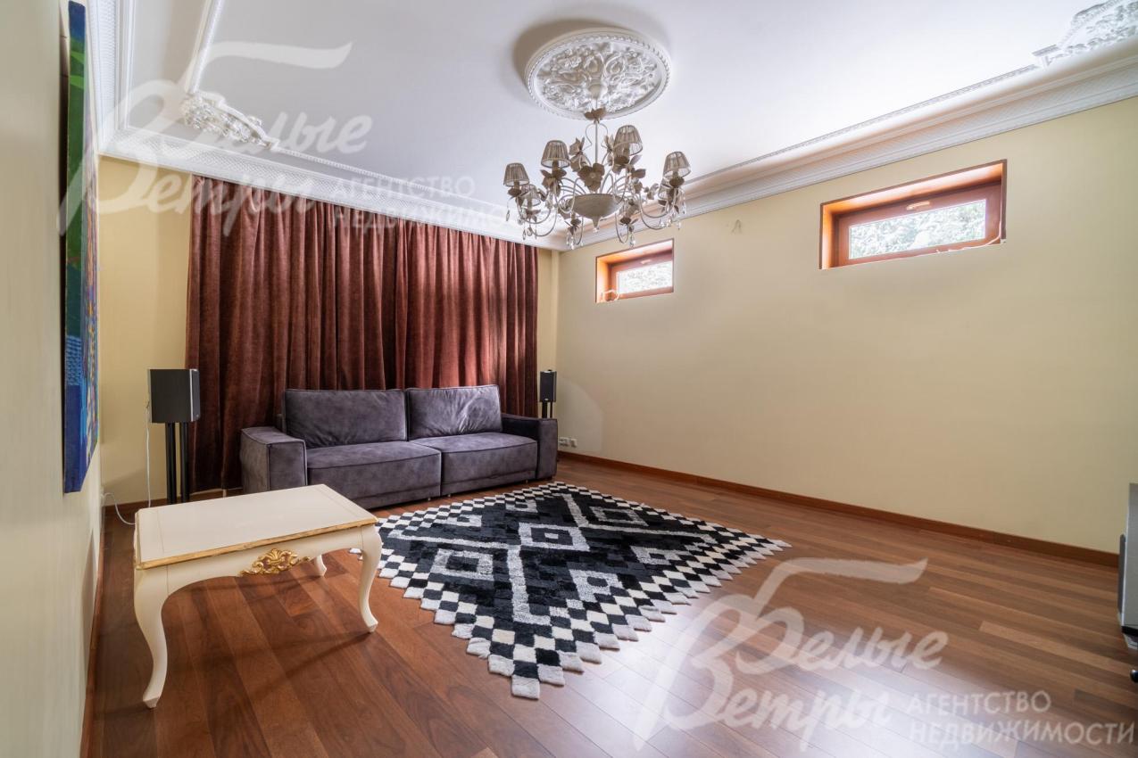 В домашнем кинотеатре установлен уютный диван и комплексная аудиовизуальная система