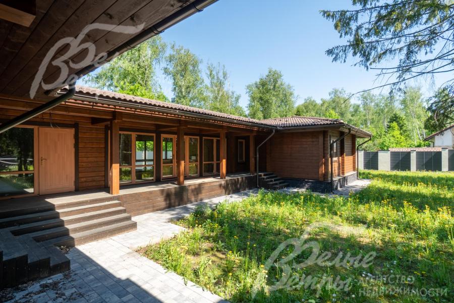 В едином ансамбле площадью более 1400 кв.м – главный дом, просторная спа‑зона с большим бассейном, гостевой дом, квартира для персонала и гараж