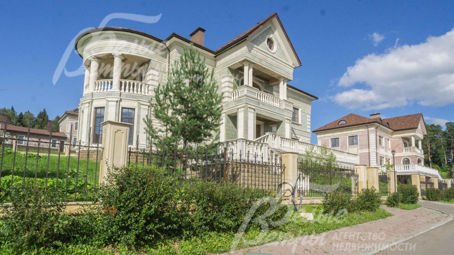 Фасад дома выполнен под ключ и отделан искусственным камнем АрхиИзделия