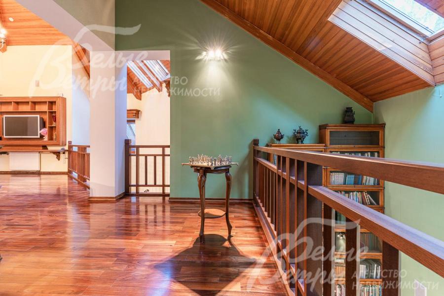 Потолки под кровлей отделаны деревом (лиственница и вишня)