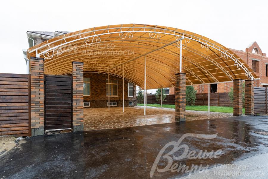 Большой навес из поликарбоната размерами 14х13 м на 8 автомобилей