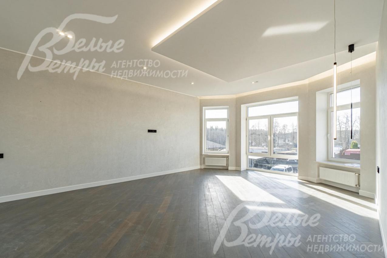 Хозяйская спальня с эркером. Потолок фигурный подвесной с подсветкой. 