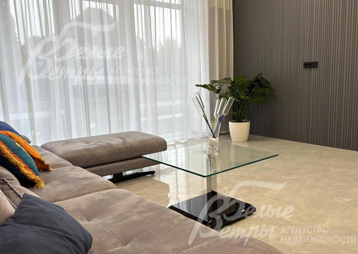 В доме выполнена дизайнерская отделка, стены декорированы гипсовыми панно