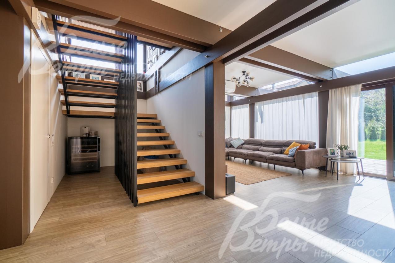 На второй и мансардный этаж ведёт металлокаркасная лестница, ступени отделаны клеёным цельноламельным дубом