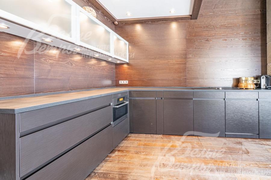 В комнате отдыха установлена кухня LEICHT модель AVANCE-LR (Германия) 