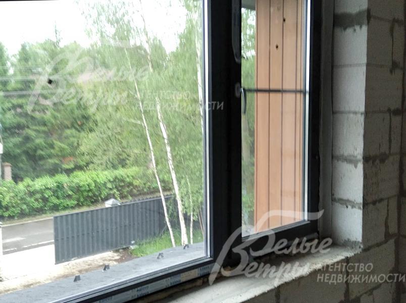 Вид из окна спальни на участок и коттеджный посёлок