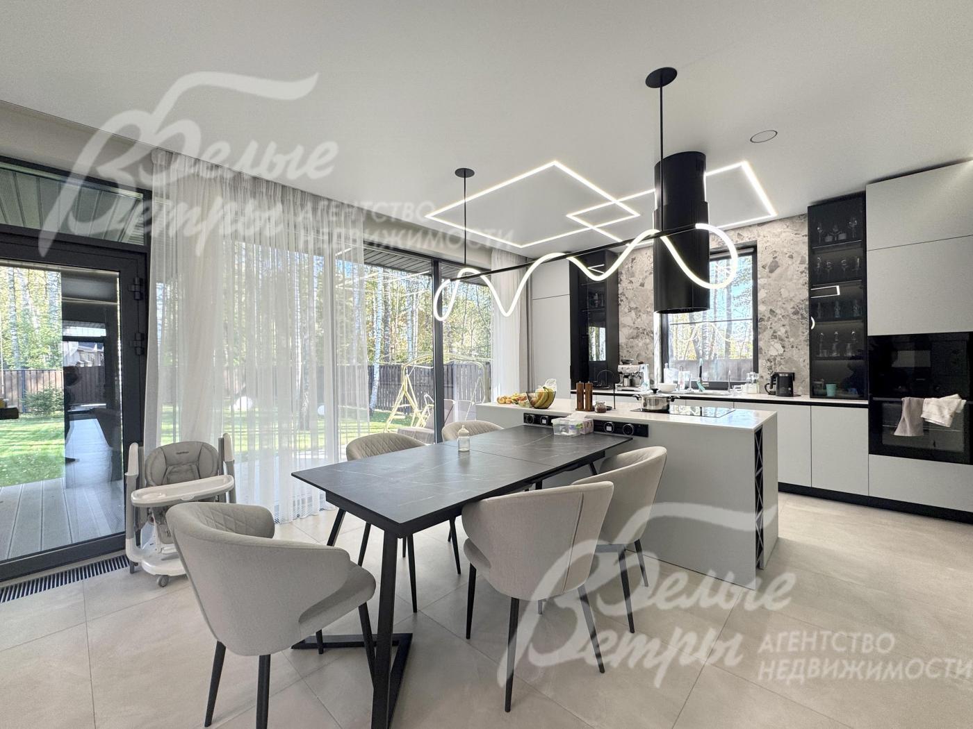 Среди встроенной техники на кухне: духовой шкаф, микроволновая печь, варочная плита, посудомоечная машина, холодильник Gorenje