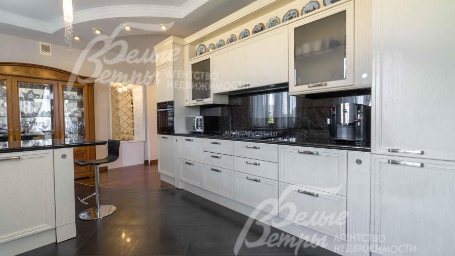 Итальянская кухня Skavolini 7,5 пог.м., полностью оборудованная встроенной техникой Miele