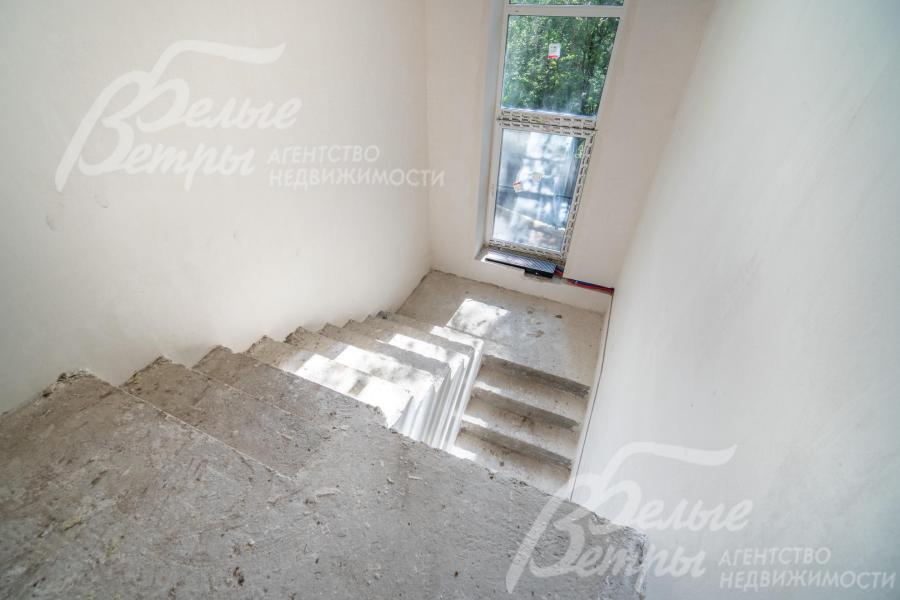 На лестничном пролёте - высокое окно, через которое лестница и холл 2-го этажа наполняются естественным светом